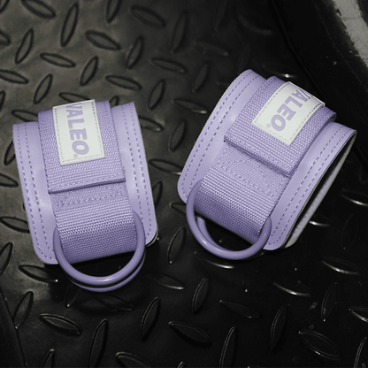 Alt Texte 2 : "Accessoire de musculation couleur vibrante - Sangle de Cheville Violette pour un entraînement de bas du corps renforcé"